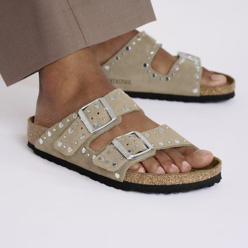 Birkenstock Sandalo in Pelle Scamosciata con Borchie Arizona Donna Taupe