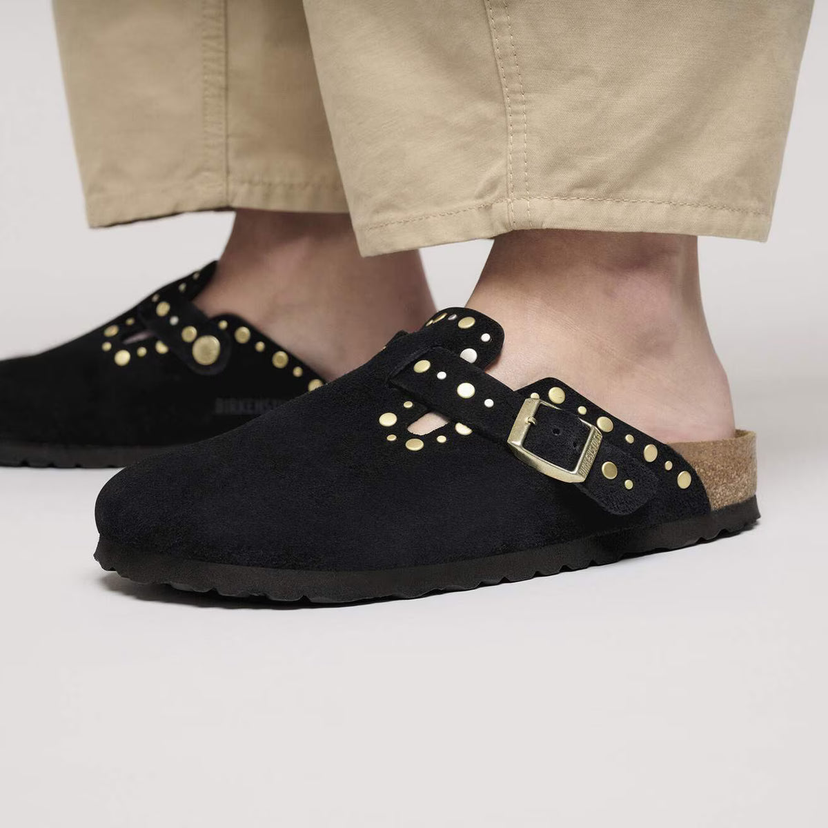 Birkenstock Ciabatta Boston in Pelle Scamosciata e Borchie Donna Nero